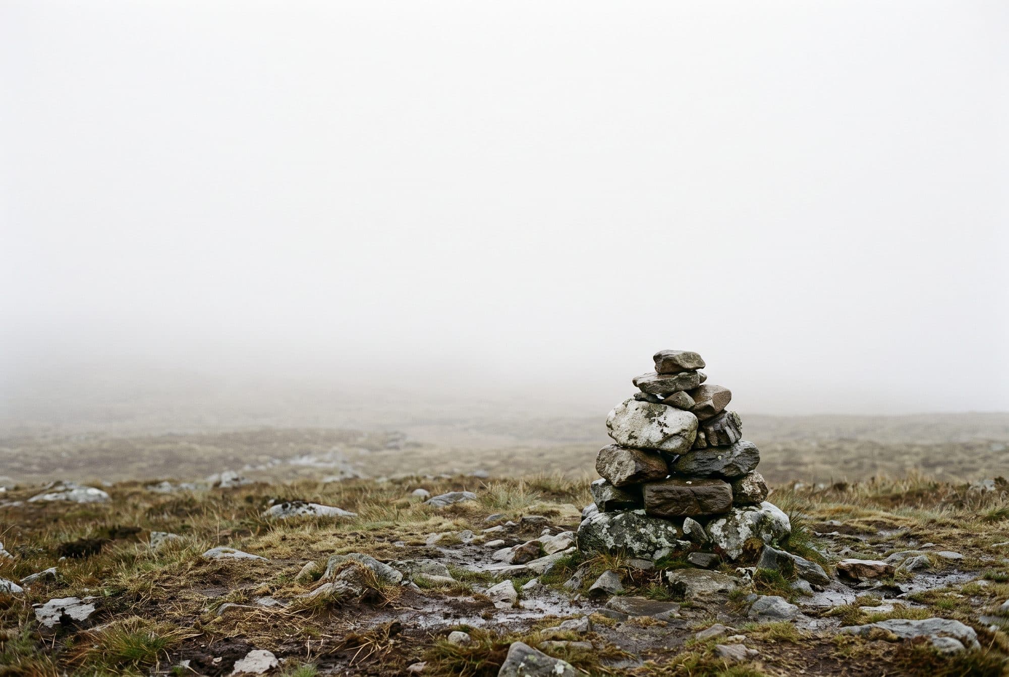 Varde i tåke, terrenget bak forsvinner
