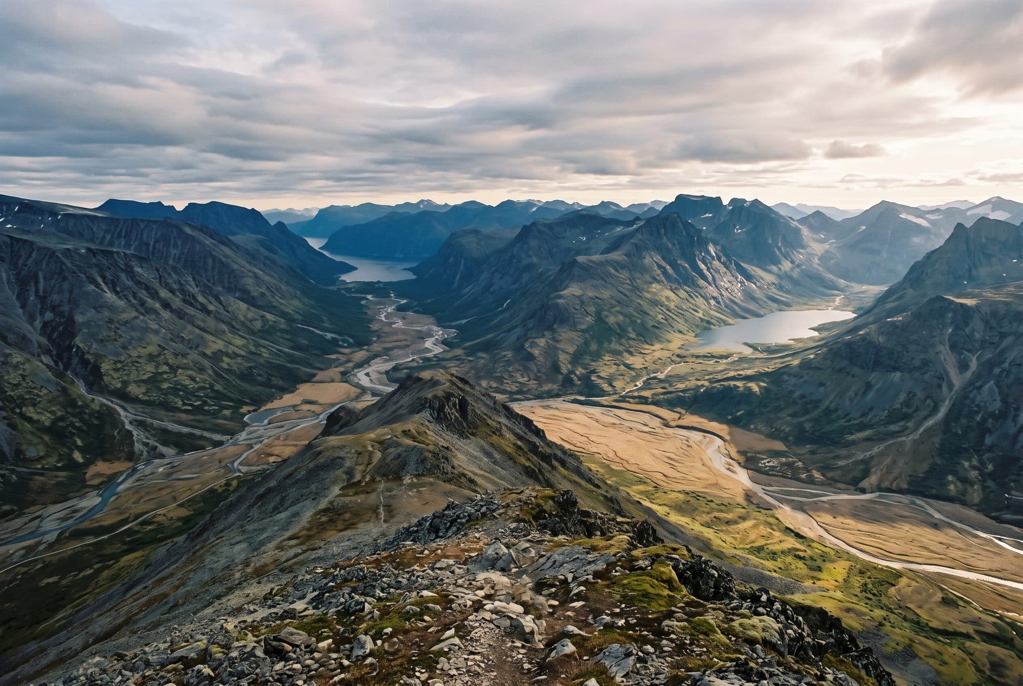 Utsikt fra en rygg der tre daler åpner seg