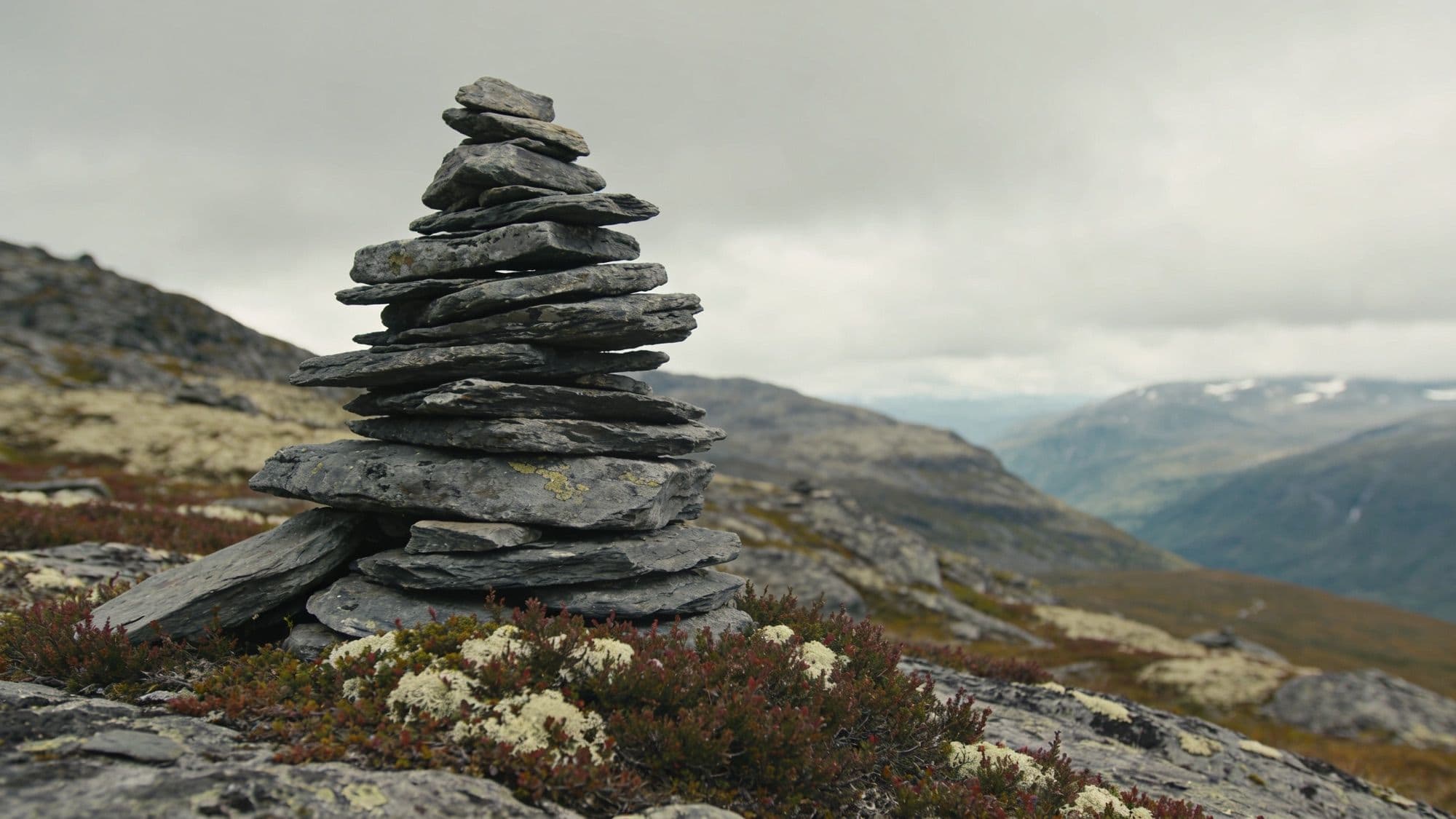 Steinvarde i terreng